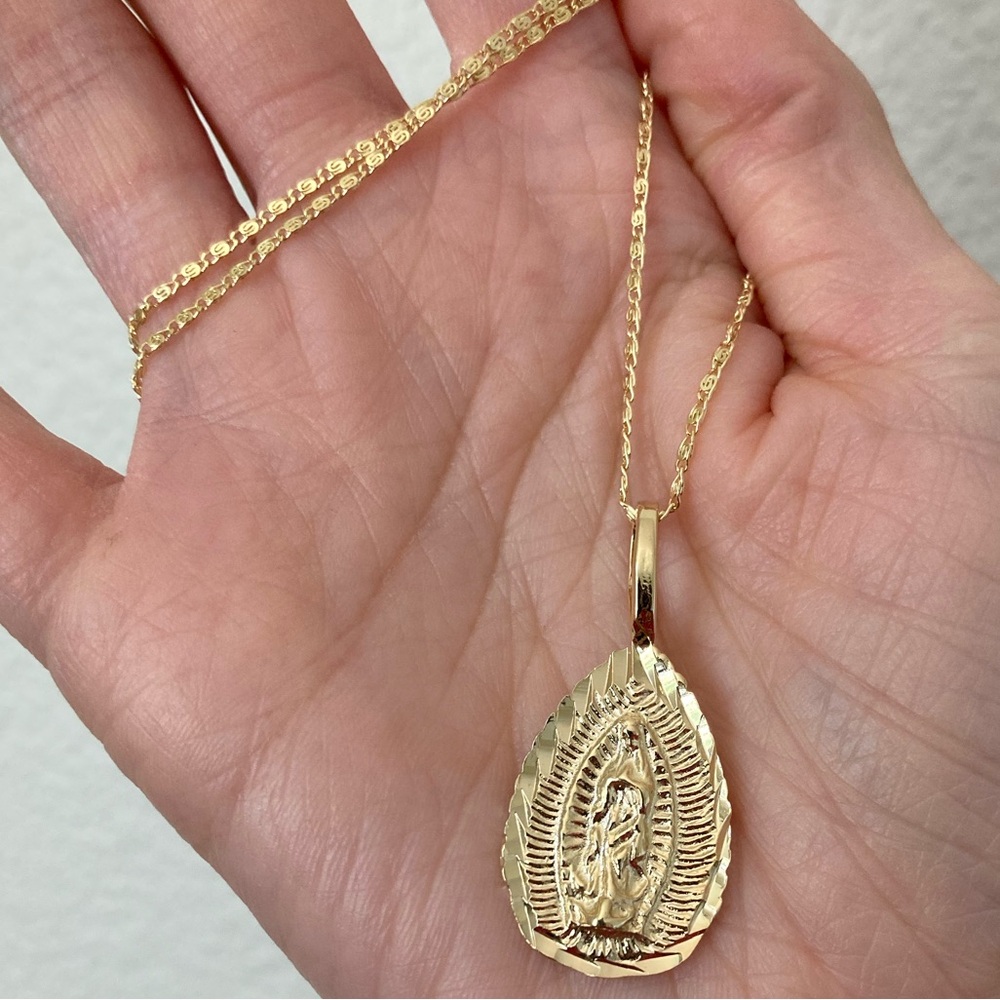 New Vanessa Mooney THE SAINT MARY GOLD NECKLACE - Picture 4 of 6